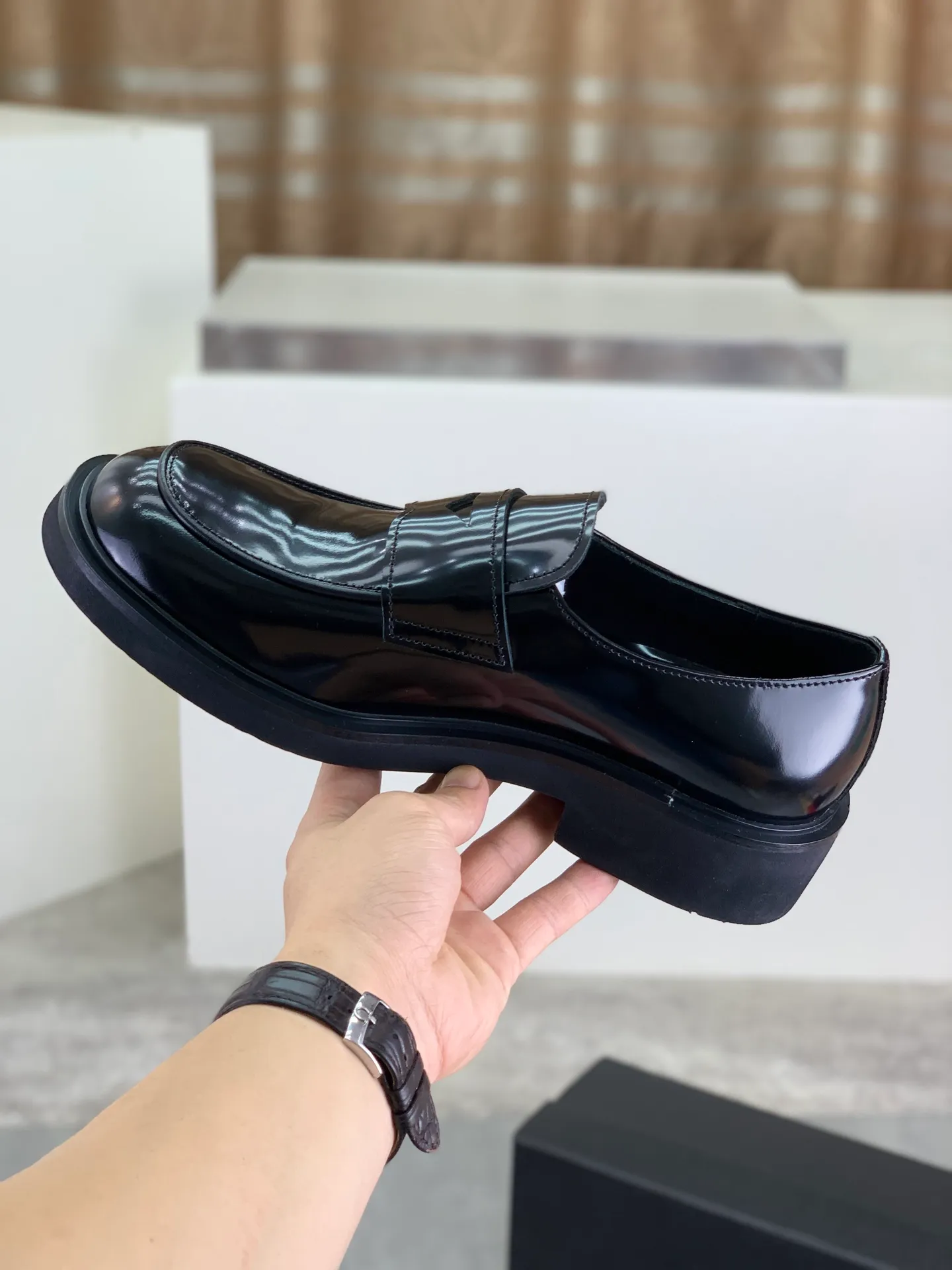 Factory price P840 💰Original quality, top version🔱 ＰＲＡＤＡPrada. Men's business casual leather shoes, top quality cow leather. 1:1 shipment ⬆️Luxurious and noble, all made of imported original first-layer fine suede cowhide, just to create a more comfortable wearing experience. Upper: original comfortable open-edge bead-rubbed calfskin ➕Top imported water-dyed full cow lining, original high-end lightweight and comfortable TPU combination bottom ✔️Code number: 39-44 (38 45 Can be customized)